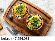 Вкусный салат с черносливом и зеленью в стаканах на деревянной доске. Стоковое фото, фотограф Pixel_shot / Фотобанк Лори