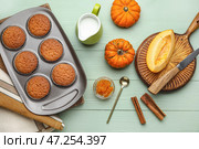 Противень с вкусными тыквенными маффинами на столе. Стоковое фото, фотограф Pixel_shot / Фотобанк Лори