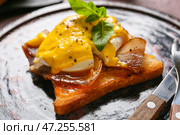 Тарелка с вкусным яйцом Бенедикт на столе, крупным планом. Стоковое фото, фотограф Pixel_shot / Фотобанк Лори