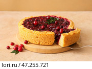 Доска с вкусным домашним брусничным пирогом на столе. Стоковое фото, фотограф Pixel_shot / Фотобанк Лори