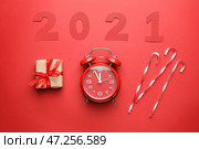 Новогодняя композиция с будильником и цифрой 2021 на цветном фоне. Стоковое фото, фотограф Pixel_shot / Фотобанк Лори