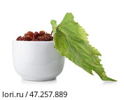 Чаша с вкусным сушеным изюмом на белом фоне. Стоковое фото, фотограф Pixel_shot / Фотобанк Лори