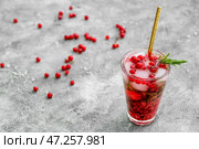 Стакан холодного мохито с ягодами на столе. Стоковое фото, фотограф Pixel_shot / Фотобанк Лори