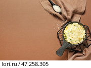 Форма для запекания с вкусной рисовой запеканкой на цветном фоне. Стоковое фото, фотограф Pixel_shot / Фотобанк Лори
