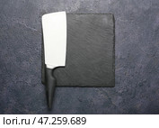 Тесак для мяса с разделочной доской на темном фоне. Стоковое фото, фотограф Pixel_shot / Фотобанк Лори