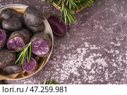 Чаша сырого фиолетового картофеля и розмарина на фоне гранж. Стоковое фото, фотограф Pixel_shot / Фотобанк Лори