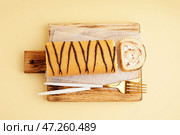Деревянная доска с вкусным бисквитом на цветном фоне. Стоковое фото, фотограф Pixel_shot / Фотобанк Лори