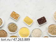 Миски с ассортиментом круп на белом фоне. Стоковое фото, фотограф Pixel_shot / Фотобанк Лори