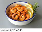 Shrimp. Seafood. Gourmet king prawn in the bowl. A bowl of fresh shrimp served with lemon wedges and parsley garnish. Prawns. Jumbo Shrimp Scampi Sauteed in Butter and Olive Oil. Preparation process. Стоковое AI-изображение, AI-художник Марина Демидюк / Фотобанк Лори