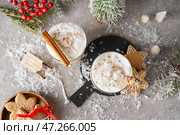 Стаканы вкусного коктейля из гоголя-моголь, рождественские украшения и печенье на гранж-фоне. Стоковое фото, фотограф Pixel_shot / Фотобанк Лори