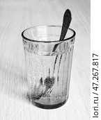 Чайная ложка в граненном стакане с водой. Преломление света. Стоковое фото, фотограф Владимир Литвинов / Фотобанк Лори