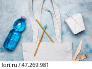 Эко-сумка с бутылкой воды и ящиком для еды на цветном фоне. Стоковое фото, фотограф Pixel_shot / Фотобанк Лори