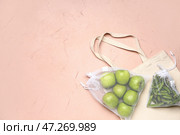 Эко-пакеты со свежими продуктами на цветном фоне. Стоковое фото, фотограф Pixel_shot / Фотобанк Лори
