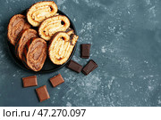 Тарелка с кусочками вкусного бисквита и шоколадом на столе. Стоковое фото, фотограф Pixel_shot / Фотобанк Лори