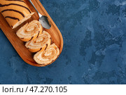 Доска с кусочками вкусного бисквита на синем столе. Стоковое фото, фотограф Pixel_shot / Фотобанк Лори