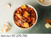 Чаша с вкусной пастой и фасолью на цветном фоне. Стоковое фото, фотограф Pixel_shot / Фотобанк Лори