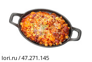 Блюдо с вкусной пастой и фасолью на белом фоне. Стоковое фото, фотограф Pixel_shot / Фотобанк Лори