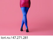 Красивая молодая женщина в колготках на цветном фоне. Стоковое фото, фотограф Pixel_shot / Фотобанк Лори