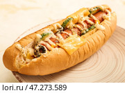 Тарелка с вкусной хот-дог на столе, крупным планом. Стоковое фото, фотограф Pixel_shot / Фотобанк Лори