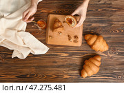 Женщина с начинкой из круассана с джемом, вид сверху. Стоковое фото, фотограф Pixel_shot / Фотобанк Лори