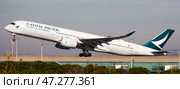 Takeoff of Cathay Pacific airliner at El Prat Airport in Barcelona (2020 год). Редакционное фото, фотограф Яков Филимонов / Фотобанк Лори