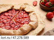 Вкусная клубничная галета на цветном фоне, крупным планом. Стоковое фото, фотограф Pixel_shot / Фотобанк Лори