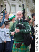 St. Patrick's day celebration parade - musicians in Irish kilts with bagpipes marching in the street (2024 год). Редакционное фото, фотограф Дмитрий Рухленко / Фотобанк Лори