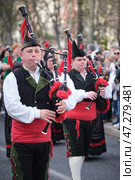 St. Patrick's day celebration parade - musicians in Irish kilts with bagpipes marching in the street (2024 год). Редакционное фото, фотограф Дмитрий Рухленко / Фотобанк Лори