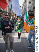 St. Patrick's day celebration parade - musicians in Irish kilts with bagpipes marching in the street (2024 год). Редакционное фото, фотограф Дмитрий Рухленко / Фотобанк Лори
