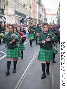 St. Patrick's day celebration parade - musicians in Irish kilts with bagpipes marching in the street (2024 год). Редакционное фото, фотограф Дмитрий Рухленко / Фотобанк Лори