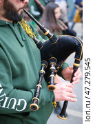 St. Patrick's day celebration parade - musicians in Irish kilts with bagpipes marching in the street (2024 год). Редакционное фото, фотограф Дмитрий Рухленко / Фотобанк Лори
