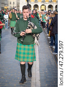 St. Patrick's day celebration parade - musicians in Irish kilts with bagpipes marching in the street (2024 год). Редакционное фото, фотограф Дмитрий Рухленко / Фотобанк Лори
