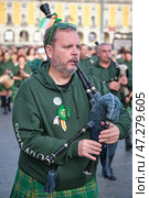 St. Patrick's day celebration parade - musicians in Irish kilts with bagpipes marching in the street (2024 год). Редакционное фото, фотограф Дмитрий Рухленко / Фотобанк Лори