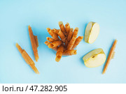 Чаша с вкусными яблочными пастилками на цветном фоне. Стоковое фото, фотограф Pixel_shot / Фотобанк Лори