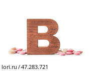 Таблетки витамина В на белом фоне. Стоковое фото, фотограф Pixel_shot / Фотобанк Лори