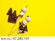 Шашлычки с вкусным зефиром на желтом фоне. Стоковое фото, фотограф Pixel_shot / Фотобанк Лори