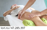 Working-out of female problem areas at anti-cellulite massage session. Стоковое видео, видеограф Яков Филимонов / Фотобанк Лори
