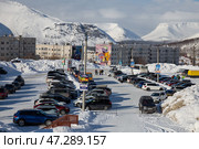 Парковка для автомобилей около горнолыжного склона, Кировск. Редакционное фото, фотограф Юлия Бабкина / Фотобанк Лори