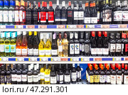 Различные бутилированные алкогольные напитки, готовые к продаже на полках супермаркета. Редакционное фото, фотограф FotograFF / Фотобанк Лори