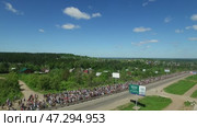 Velikoretsky procession on June 3 and 8 2019 pilgrims carry the icon of Saint Nicholas aerial photography (2020 год). Стоковое видео, видеограф Алексей Сергеев / Фотобанк Лори