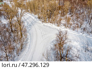 Заснеженная автомобильная дорога в окрестностях села Легостаево с высоты птичьего полёта. Искитимский район, Новосибирская область, Западная Сибирь, Россия. Стоковое фото, фотограф Евгений Мухортов / Фотобанк Лори