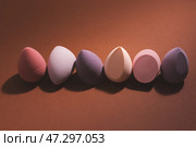Makeup sponges arranged in a row on brown background. Стоковое фото, фотограф Юлия Трикашная / Фотобанк Лори