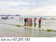 Много детей из оздоровительного лагеря купаются в Черном море. Анапа. Пионерский проспект. Краснодарский край. Россия (2024 год) Редакционное фото, фотограф Юлия Кутыгина / Фотобанк Лори