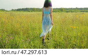 girl walking through a meadow and loops through wildflowers. Стоковое видео, видеограф Алексей Сергеев / Фотобанк Лори