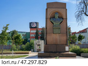 Tula, Russia - 25 July 2024. Monument to S.I. Mosin, the inventor of the Mosin rifle in the park of the Tula Gun Factory. Редакционное фото, фотограф Оксана Медведева / Фотобанк Лори
