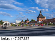 Tula, Russia, 24 July 2024. Proletarskaya embankment of the Upa River. The Water Gate Tower of the Tula Kremlin. Редакционное фото, фотограф Оксана Медведева / Фотобанк Лори