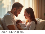 Счастливая пара, обнимающая своего новорожденного ребенка в уютной домашней обстановке при теплом солнечном свете. Стоковое AI-изображение, AI-художник Елена Болотина / Фотобанк Лори