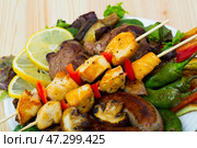 Authentic Bulgarian dish Meshana skara. Стоковое фото, фотограф Яков Филимонов / Фотобанк Лори