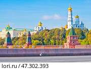 Золотые купола церквей московского Кремля в солнечный осенний день. Москва. Россия. Стоковое фото, фотограф E. O. / Фотобанк Лори