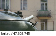 the barrel of the T-62 tank is directed towards a residential building in the summer at the Museum of military equipment in the city of Bor. Стоковое видео, видеограф Алексей Сергеев / Фотобанк Лори